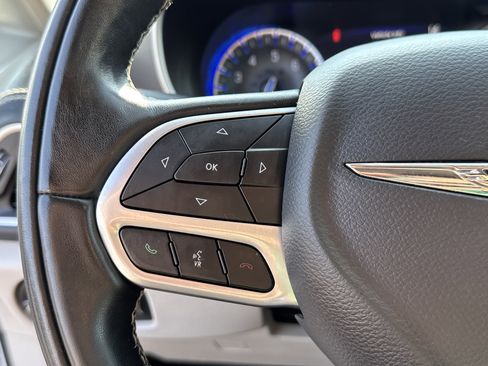 Used 2022 Chrysler Pacifica Touring-L image 29