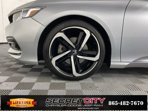 Used 2018 Honda Accord Sport image 9