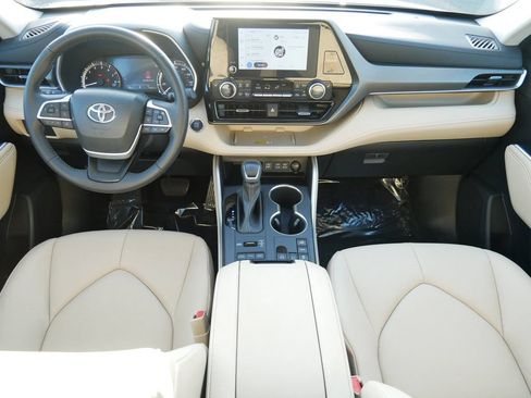 Used 2023 Toyota Highlander XLE AWD/4WD image 14
