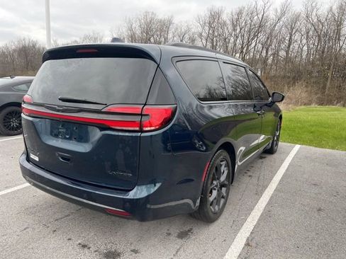 Used 2022 Chrysler Pacifica Limited w/ S Appearance Package image 11