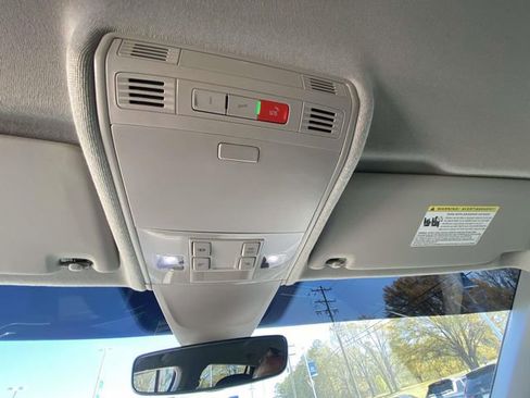 Used 2024 Volkswagen Tiguan SE image 28