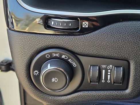 Used 2019 Jeep Cherokee Latitude Plus image 23