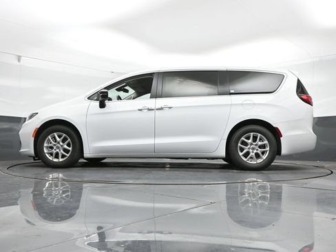 Used 2024 Chrysler Pacifica Touring-L FWD image 46