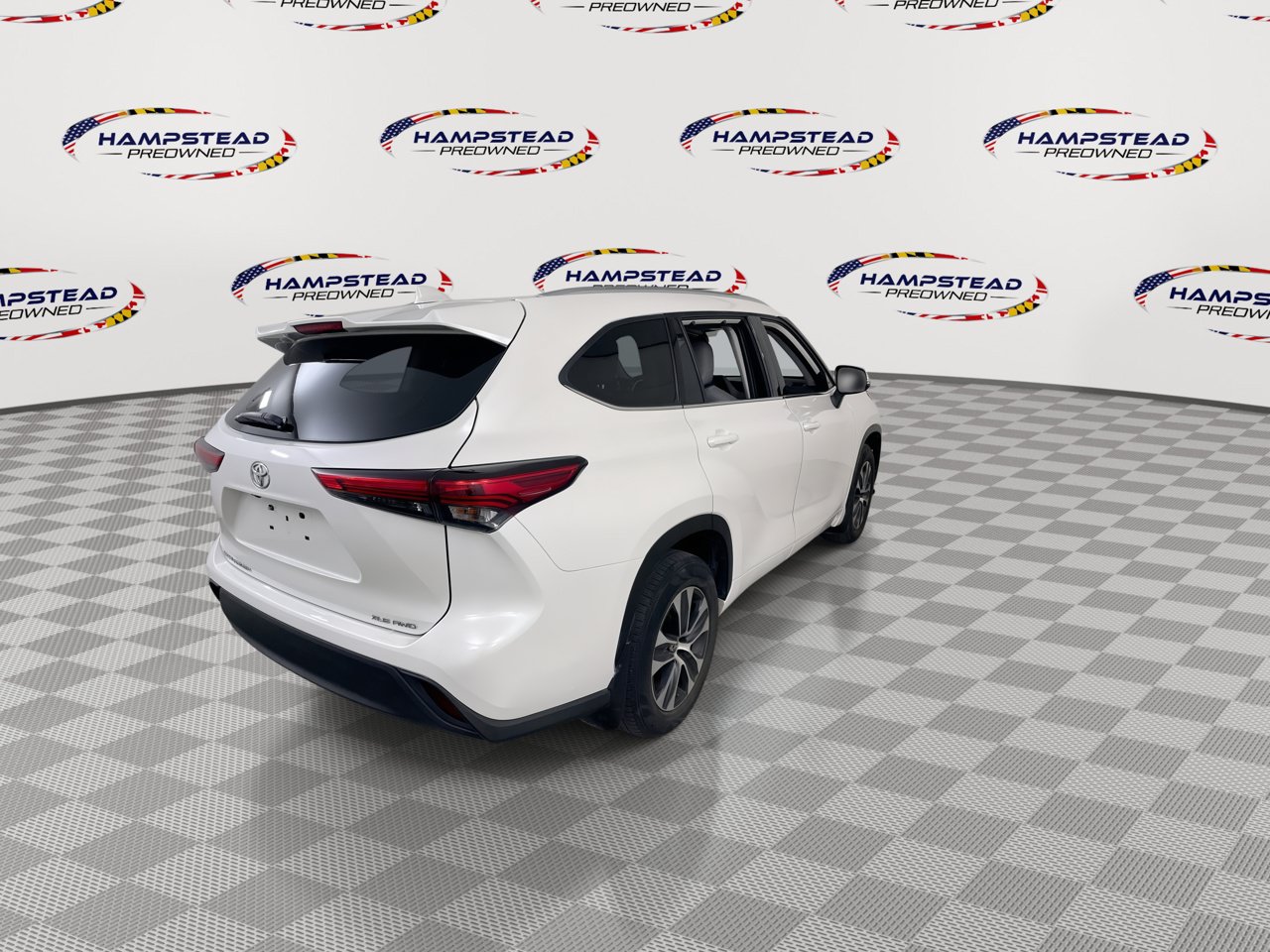 Used 2020 Toyota Highlander XLE AWD/4WD image 9