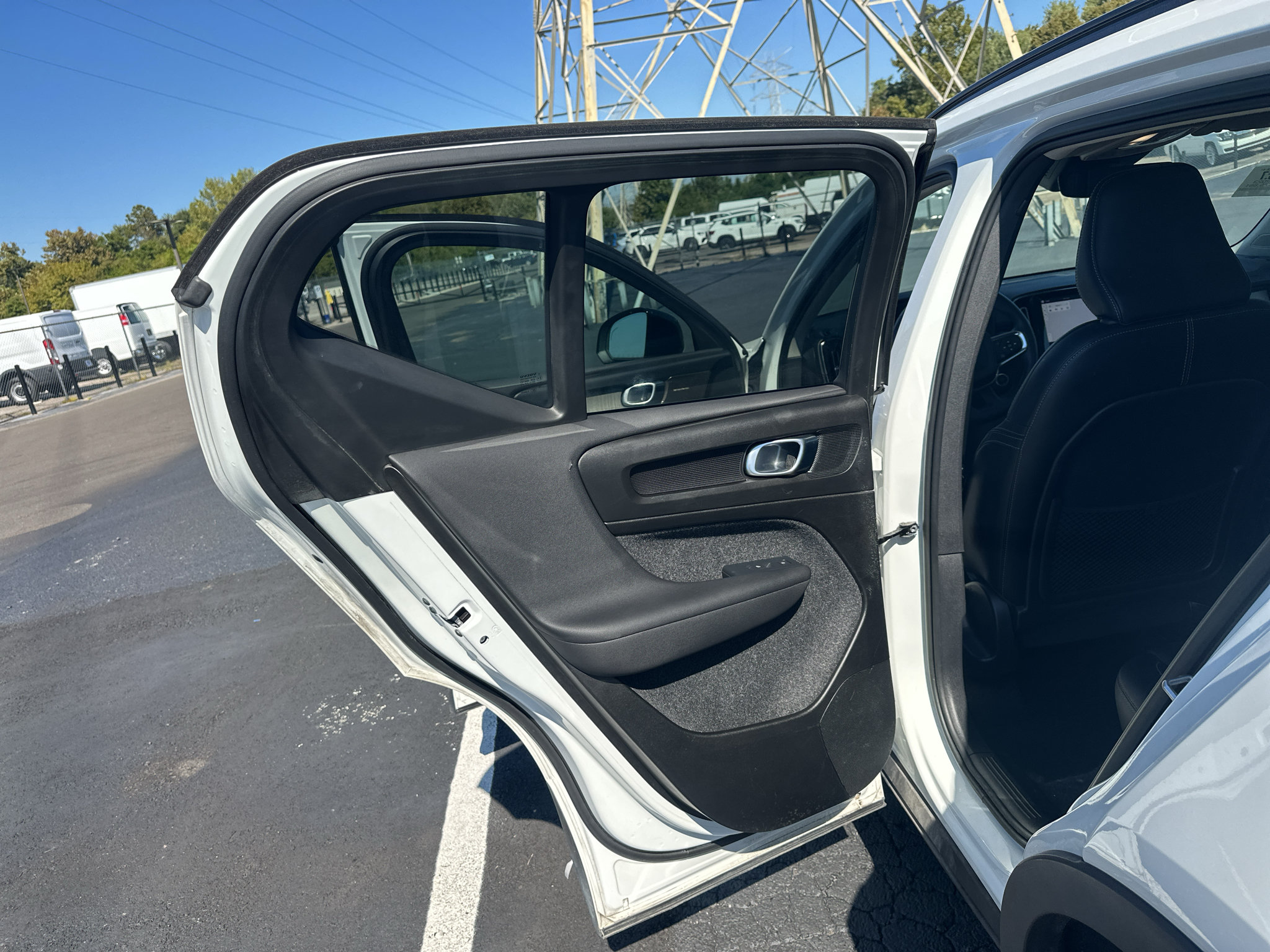 Used 2023 Volvo XC40 B4 Ultimate FWD image 17