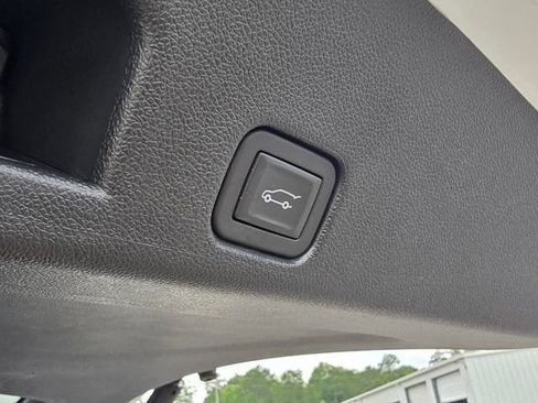 Used 2025 Chevrolet Traverse LT w/ LPO, Floor Liner Package FWD image 11