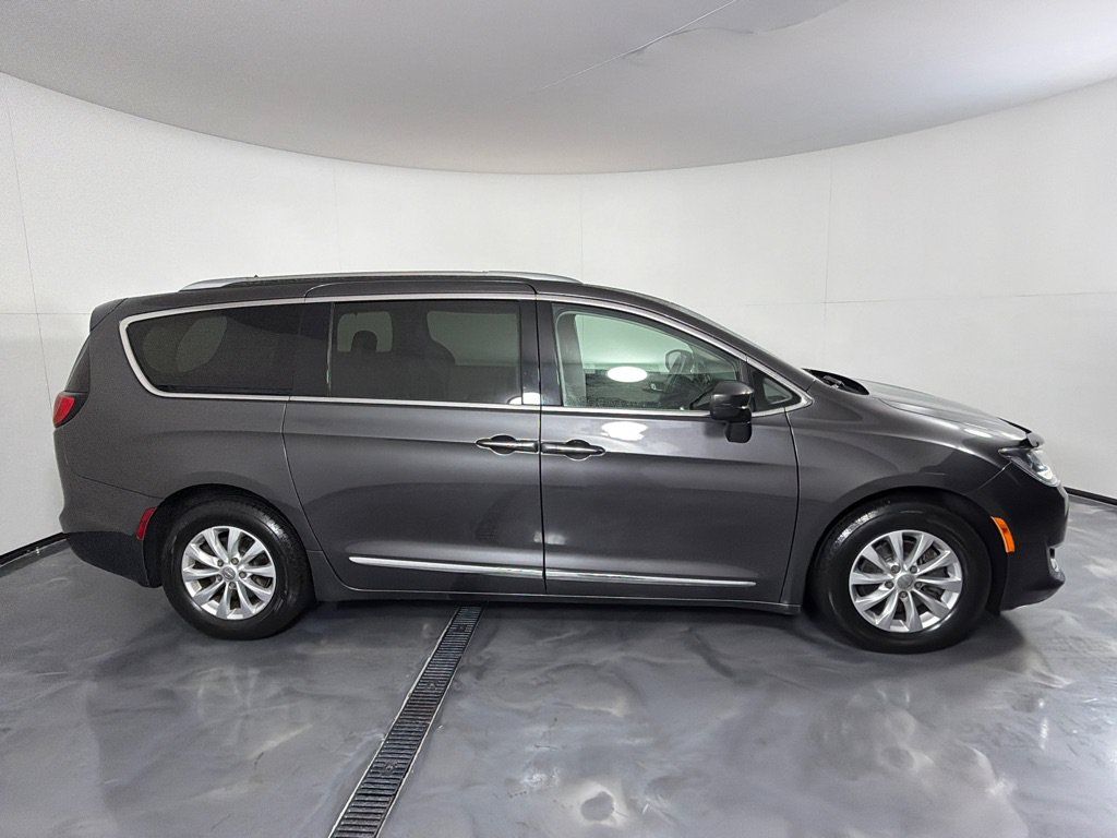 Used 2019 Chrysler Pacifica Touring-L FWD image 4