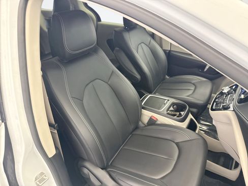 Used 2024 Chrysler Pacifica Limited FWD image 19