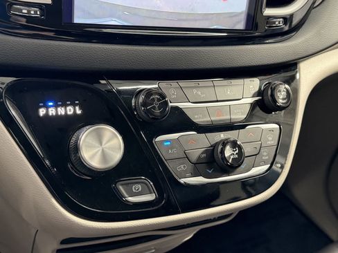 Used 2023 Chrysler Pacifica Touring-L FWD image 20