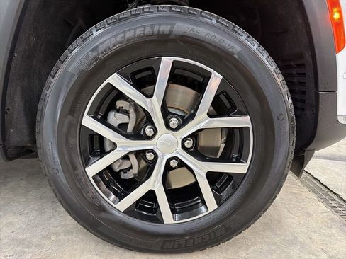 Used 2024 Jeep Grand Cherokee L Limited w/ Luxury Tech Group II image 12