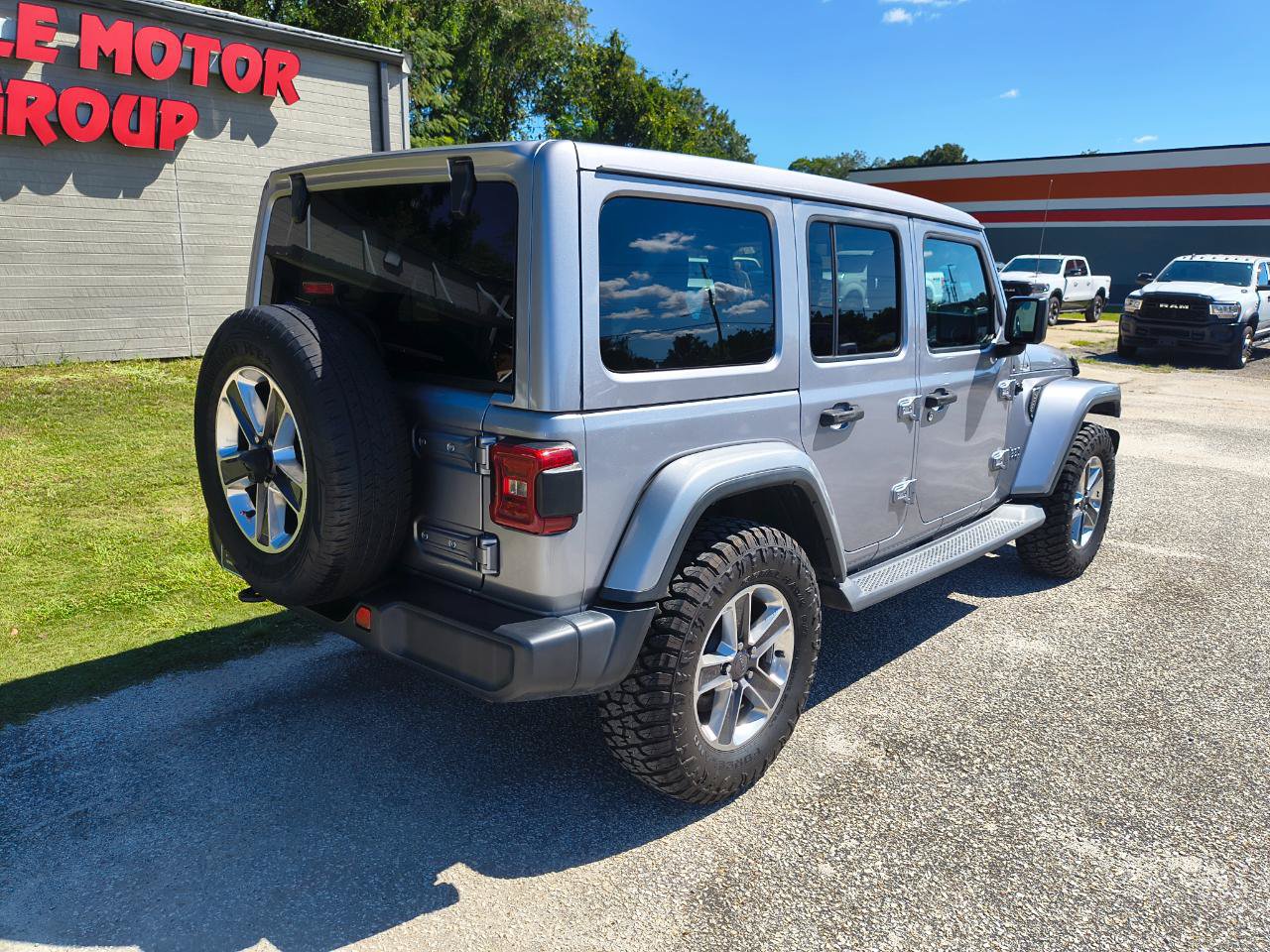 Used 2018 Jeep Wrangler Unlimited Sahara AWD/4WD image 8