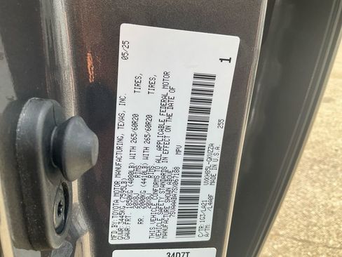 Used 2025 Toyota Sequoia Platinum AWD/4WD image 18