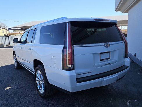 Used 2020 Cadillac Escalade ESV Premium Luxury image 3