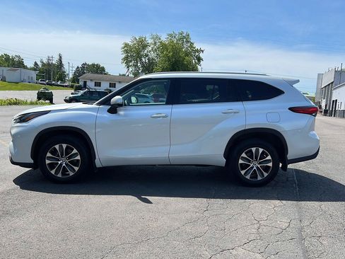 Used 2022 Toyota Highlander XLE AWD/4WD image 16