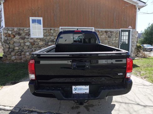 Used 2017 Toyota Tacoma TRD Sport w/ Tow Package (A/T) image 6