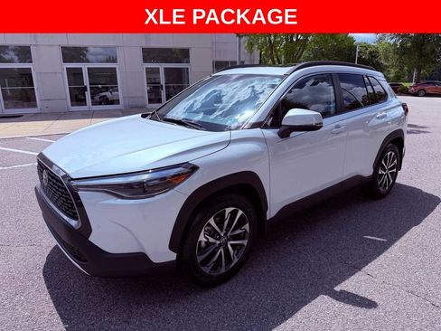Used 2023 Toyota Corolla Cross XLE w/ Convenience Package FWD image 3