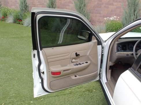 Used 1999 Ford Crown Victoria LX RWD image 38