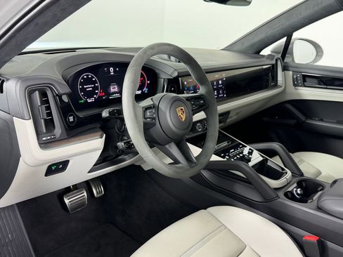 Certified 2024 Porsche Cayenne Turbo image 4