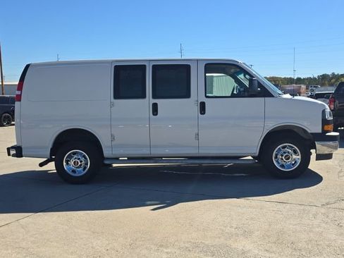 Used 2024 GMC Savana 2500 w/ Driver Convenience Package image 6
