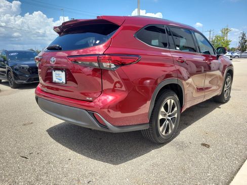 Used 2021 Toyota Highlander XLE FWD image 6