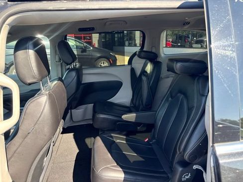 Used 2023 Chrysler Pacifica Touring-L FWD image 10