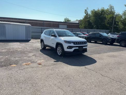 Used 2025 Jeep Compass Latitude AWD/4WD image 3