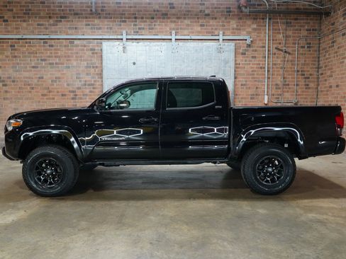 Used 2021 Toyota Tacoma SR5 w/ Technology Package RWD image 1