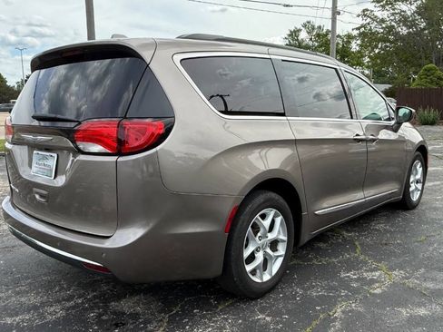 Used 2017 Chrysler Pacifica Touring-L w/ Tire & Wheel Group FWD image 6