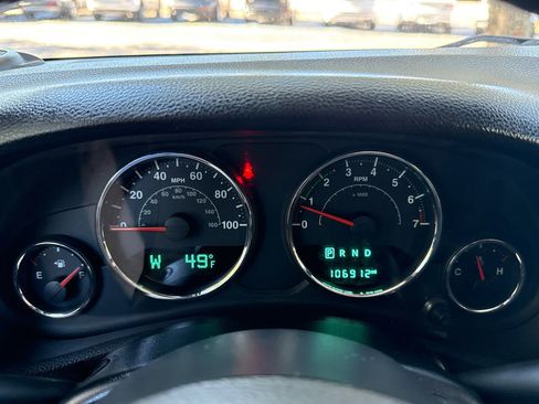 Used 2015 Jeep Wrangler Unlimited Rubicon w/ Connectivity Group image 28