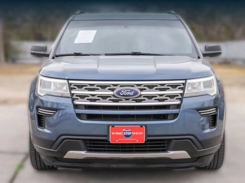 Used 2018 Ford Explorer XLT image 2