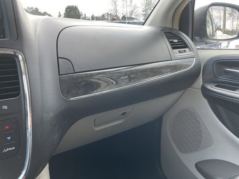 Used 2014 Chrysler Town & Country Touring image 34