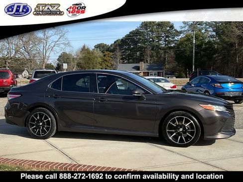 Used 2018 Toyota Camry XLE image 8