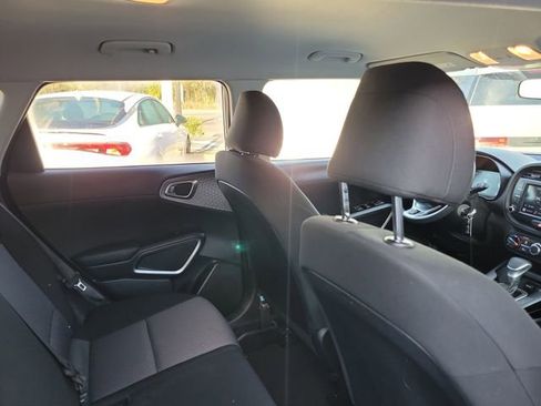 Used 2023 Kia Soul LX image 28