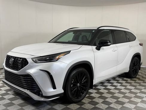 Used 2024 Toyota Highlander XSE FWD image 2