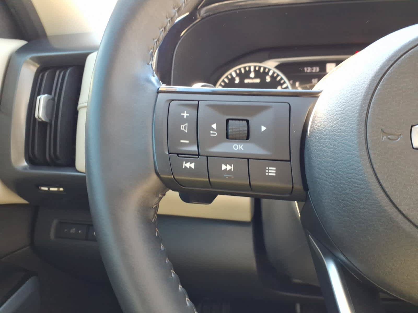 Used 2023 Nissan Pathfinder SL AWD/4WD image 22