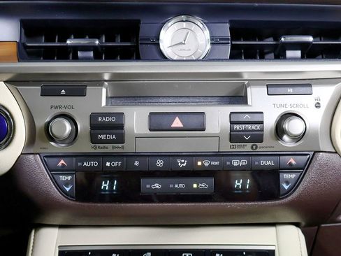 Used 2018 Lexus ES 300h w/ Luxury Package image 38