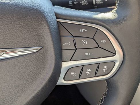 Used 2023 Chrysler Pacifica Touring-L FWD image 27