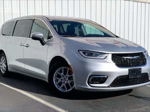 Used 2023 Chrysler Pacifica Touring-L image 2