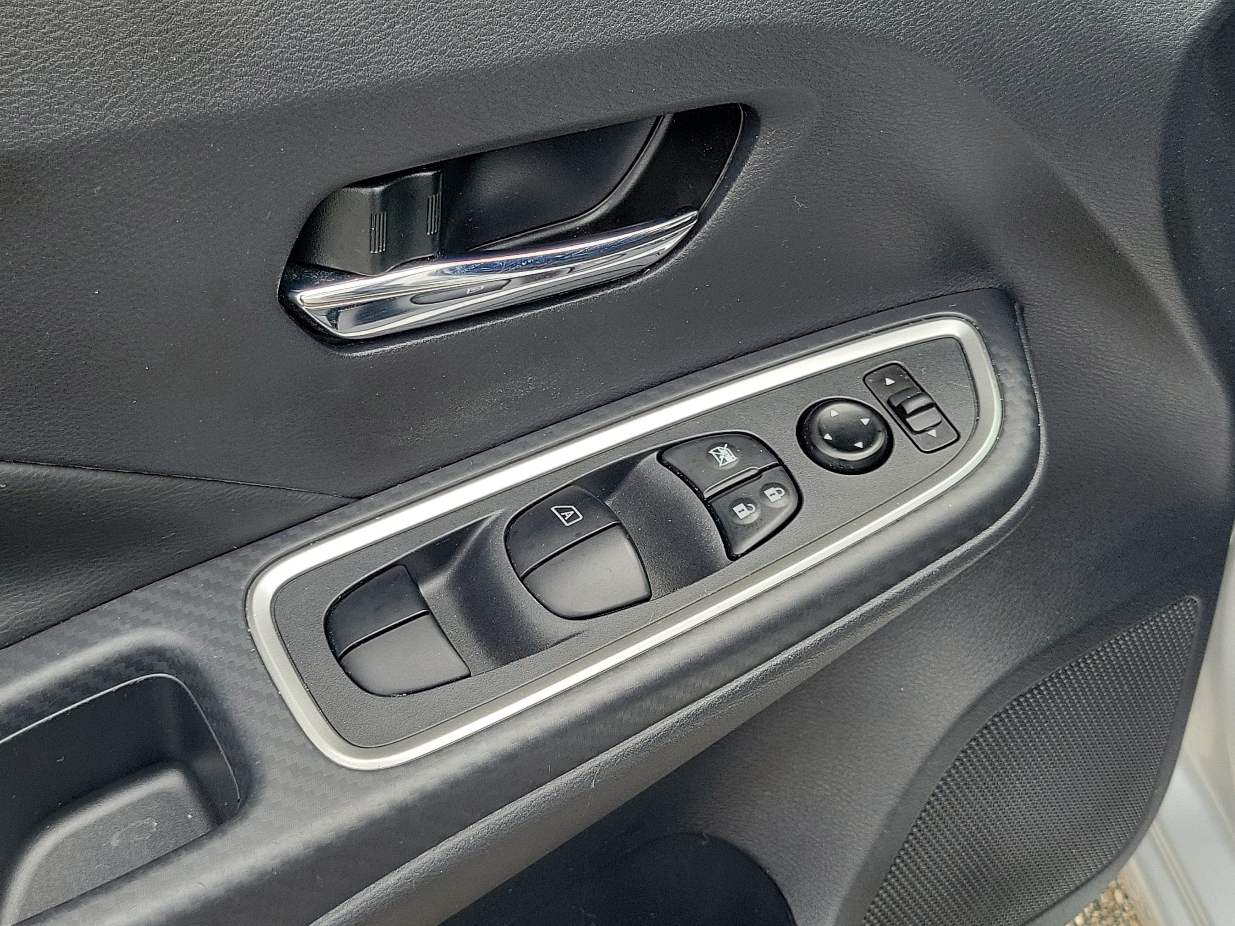 Used 2025 Nissan Versa SR w/ Trunk Package FWD image 15
