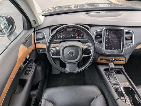 Certified 2022 Volvo XC90 T6 Momentum image 21