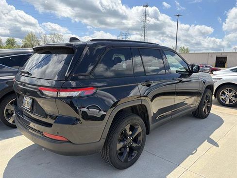 Used 2023 Jeep Grand Cherokee Altitude AWD/4WD image 2