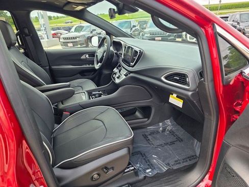 New 2027 Chrysler Pacifica Limited AWD/4WD image 19