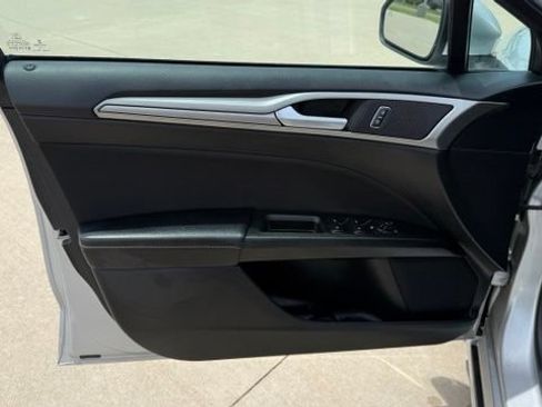 Used 2019 Ford Fusion SE FWD image 13