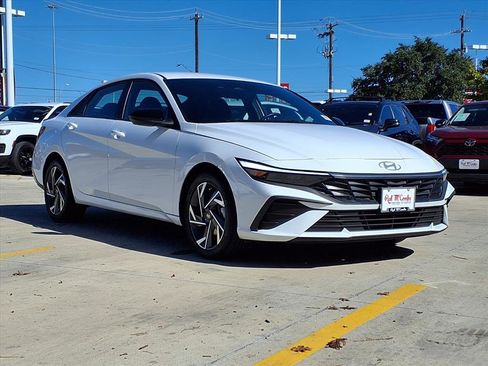 Used 2025 Hyundai Elantra Sport image 3