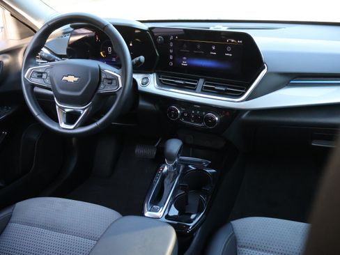 Used 2025 Chevrolet Trax LT w/ LT Convenience Package FWD image 12