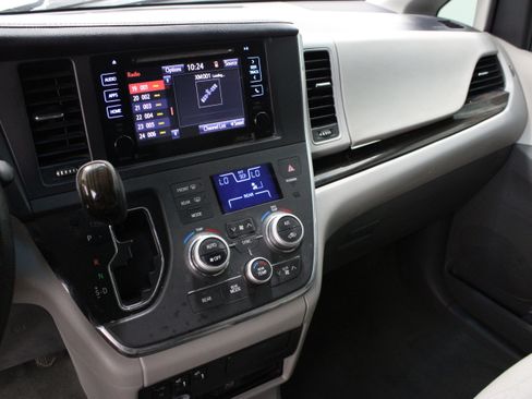 Used 2015 Toyota Sienna XLE Premium FWD image 16