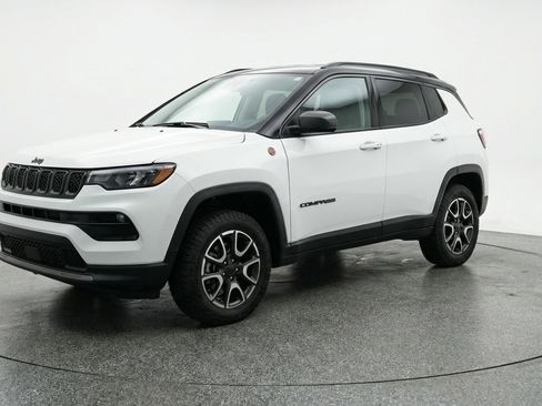 Used 2025 Jeep Compass Trailhawk image 3