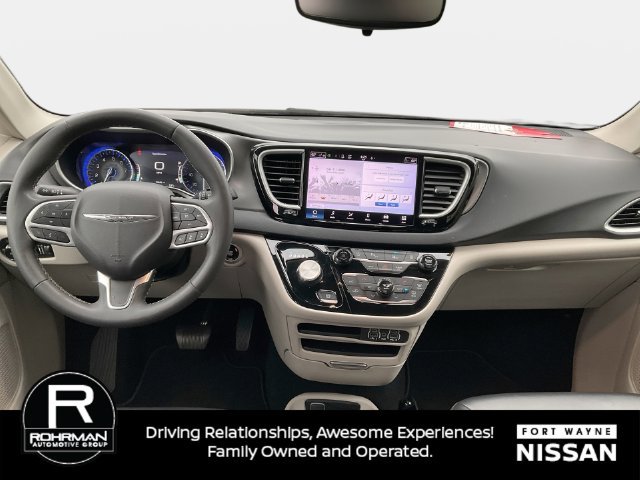 Used 2023 Chrysler Pacifica Touring-L FWD image 13