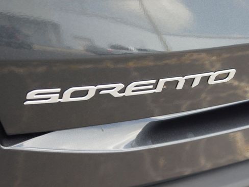 Used 2024 Kia Sorento S FWD image 19