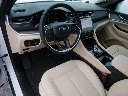 New 2025 Jeep Grand Cherokee Limited w/ Luxury Tech Group II image 6